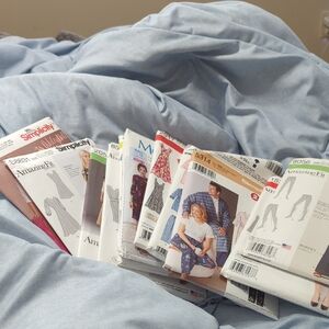 Simplicity Women's Pattern Set - White and Multicolor